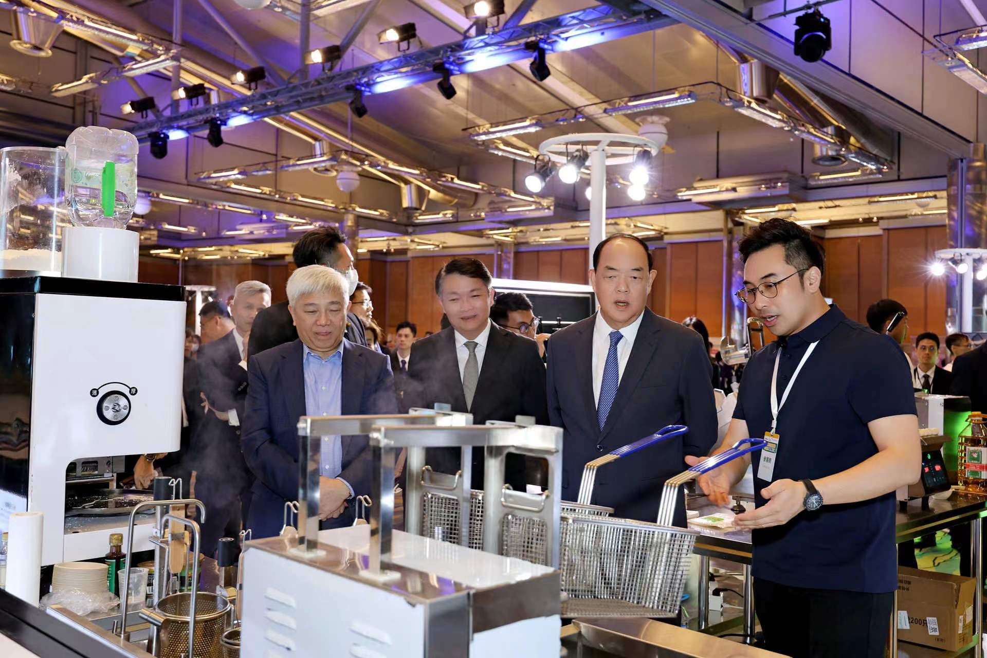 麦大厨受邀参加澳门餐饮业智能升级方案展示会，备受特区领导关注